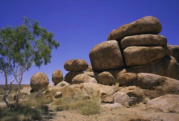 Rounded rock formations, the Pebbles, or Devils Marbles, Northern Territory