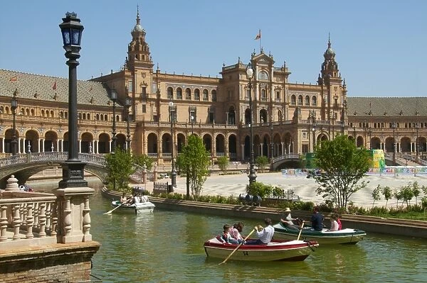 Rowing boats on canals, Spanish Pavilion, Plaza de Espana, Seville, Andalusia, Spain, Europe