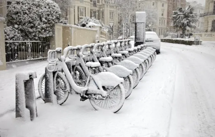 Framed Print : Rows of hire bikes in snow, Notting Hill, London, England, United Kingdom, Europe Framed Print : Rows of hire bikes in snow, Notting Hill, London, England, United Kingdom, Europe