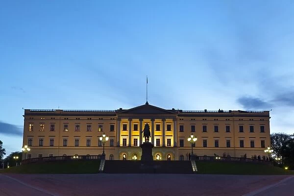 Royal Palace illuminated at dusk, Oslo, Norway, Scandinavia, Europe
