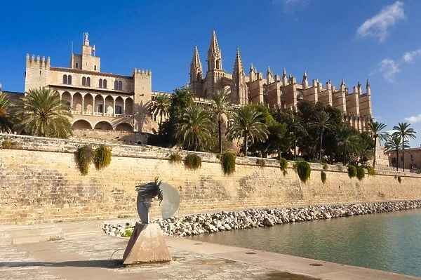 Royal Palace of La Almudaina and Cathedral of Santa Maria of Palma (La Seu), Palma de Mallorca, Majorca, Balearic Islands, Spain, Mediterranean, Europe