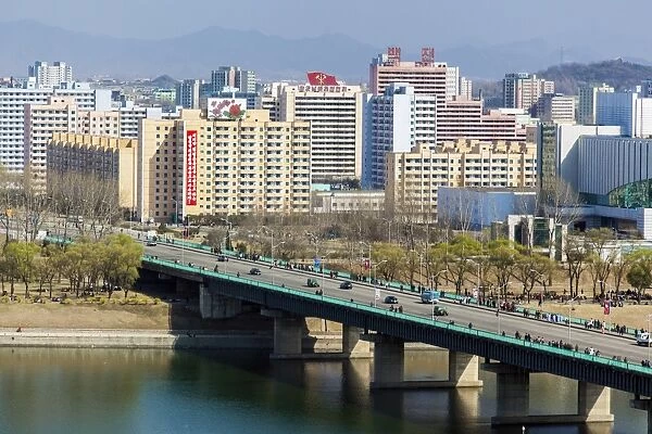 Rungna Bridge spanning the river Taedong in central Pyongyang, Democratic Peoples Republic of Korea (DPRK), North Korea, Asia
