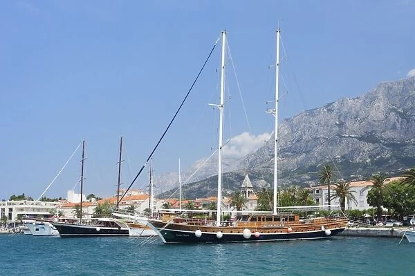Sailing ship in the harbour of Makarska, Biokovo Mountain, Makarska Riviera, Dalmatia, Croatia, Europe