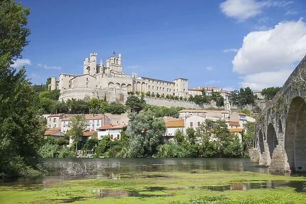 Saint Nazaire Cathedral and Pont Vieux (Old Bridge), Beziers, Herault, Languedoc-Roussillon, France, Europe
