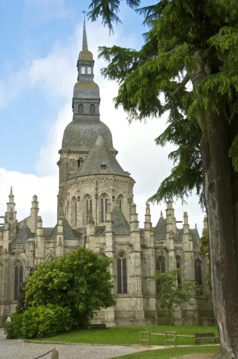 Framed Print : Saint Sauveur Basilica, Roman Gothic, Dinan, Brittany, Cotes d Armor, France, Europe Framed Print : Saint Sauveur Basilica, Roman Gothic, Dinan, Brittany, Cotes d Armor, France, Europe