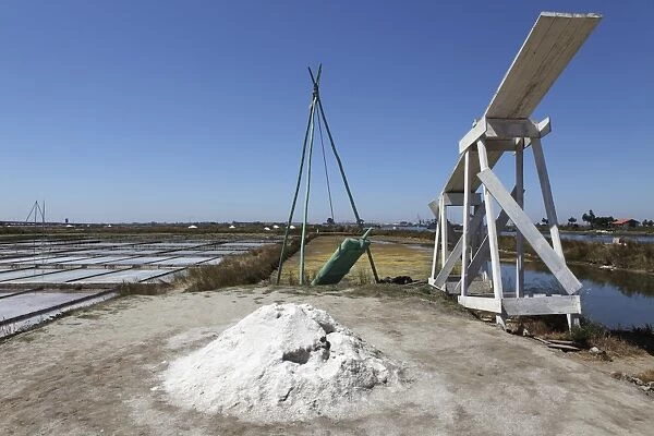 Salt and the tools used for producing salt by traditional means in the salt pans of Aveiro