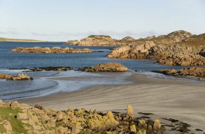 Framed Print : Sand beach between outcrops of pink Ross of Mull granite, Fionnphort, Ross of Mull Framed Print : Sand beach between outcrops of pink Ross of Mull granite, Fionnphort, Ross of Mull