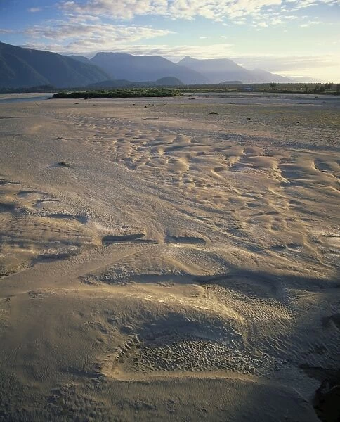 Sand depressions in the flood plain of the Hst River