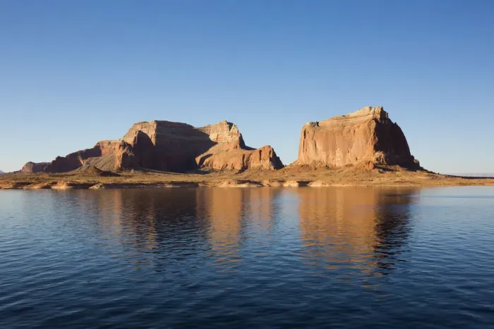 Framed Print : Sandstone cliffs reflected in the tranquil waters of Lake Powell