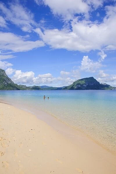 Sandy beach and clear waters in the Bacuit archipelago, Palawan, Philippines, Southeast Asia, Asia