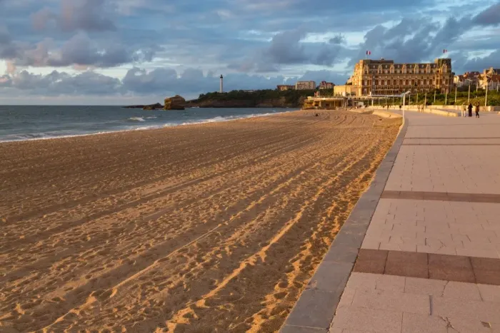 Framed Print : The sandy beach and promenade in Biarritz, Pyrenees Atlantiques, Aquitaine, France Framed Print : The sandy beach and promenade in Biarritz, Pyrenees Atlantiques, Aquitaine, France