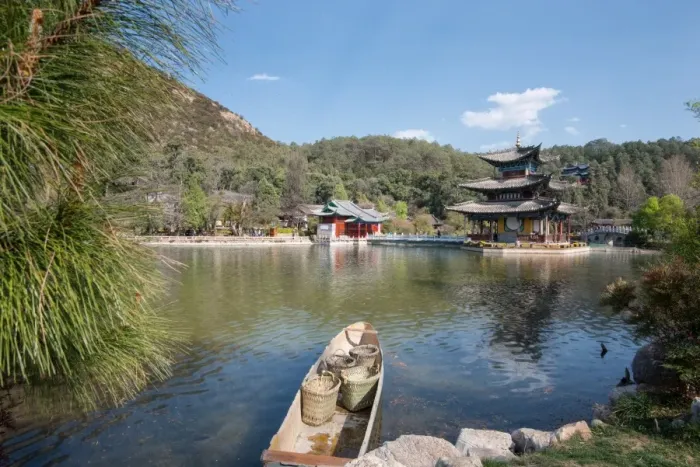 Framed Print : Scene at Black Dragon Pool (Heilongtan) with boat carrying wicker baskets and Moon Embracing Pavilion, Lijiang, Yunnan, China, Asia Framed Print : Scene at Black Dragon Pool (Heilongtan) with boat carrying wicker baskets and Moon Embracing Pavilion, Lijiang, Yunnan, China, Asia