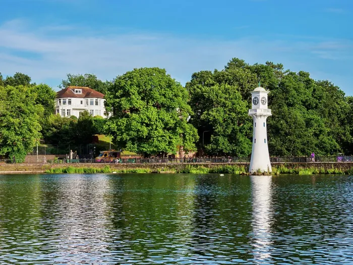 Framed Print : The Scott Memorial Lighthouse at Roath Park Lake, Cardiff, Wales, United Kingdom, Europe