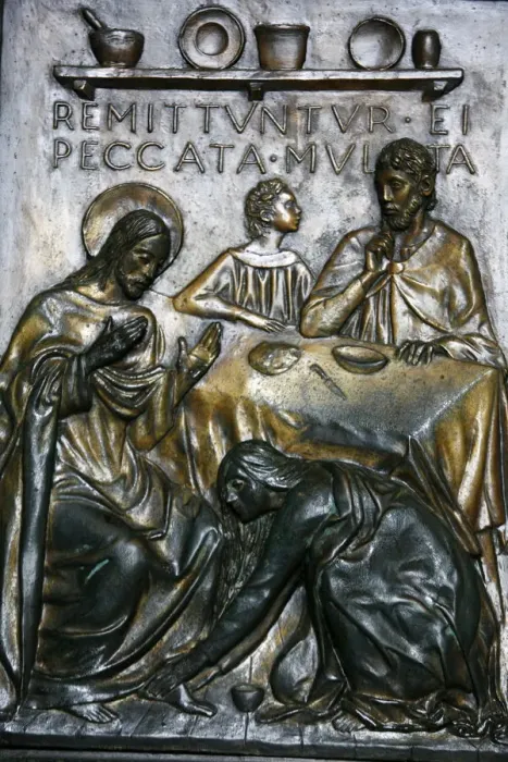 Framed Print : Sculpture of Jesus, Simon the Pharisee and the sinner who washed Jesuss feet, St