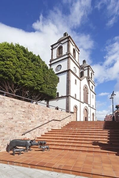 Sculpture of pigs, Iglesia de la Candelaria church at the Plaza Candelaria, Ingenio, Gran Canaria, Canary Islands, Spain, Europe