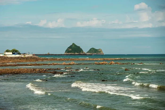 Framed Print : Seascape and shore line in the bay of New Plymouth, with Whareumu (Lion Rock), Moturoa island, North Island, New Zealand, Pacific Framed Print : Seascape and shore line in the bay of New Plymouth, with Whareumu (Lion Rock), Moturoa island, North Island, New Zealand, Pacific