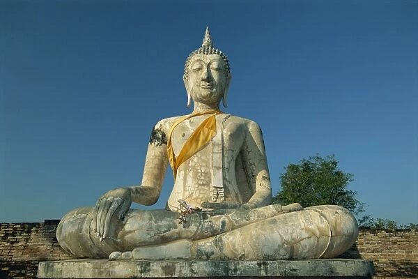 Seated Buddha and ruined chedi