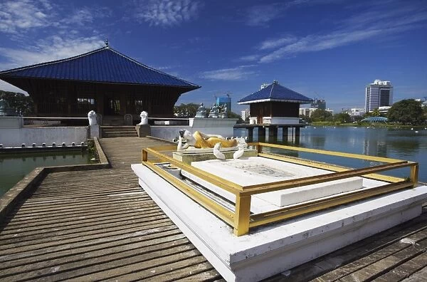 Seema Malakaya Temple on Beira Lake, Cinnamon Gardens, Colombo, Sri Lanka, Asia