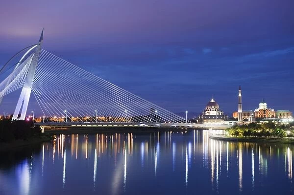 Seri Wawasan Bridge, Putra Mosque, Putrajaya, Malaysia, Southeast Asia, Asia