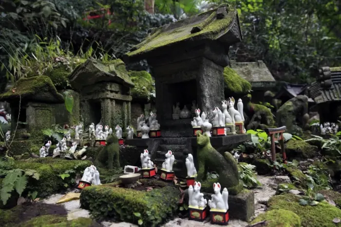 Framed Print : Shinto shrine in the Kamakura hills, Honshu, Japan, Asia