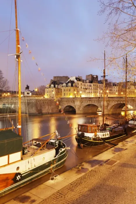 Framed Print : Ships on River Seine and Pont Neuf Bridge, Paris, Ile de France, France, Europe Framed Print : Ships on River Seine and Pont Neuf Bridge, Paris, Ile de France, France, Europe