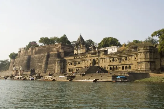 Framed Print : Shiva Hindu temple and Ahilya Fort Complex on banks Framed Print : Shiva Hindu temple and Ahilya Fort Complex on banks