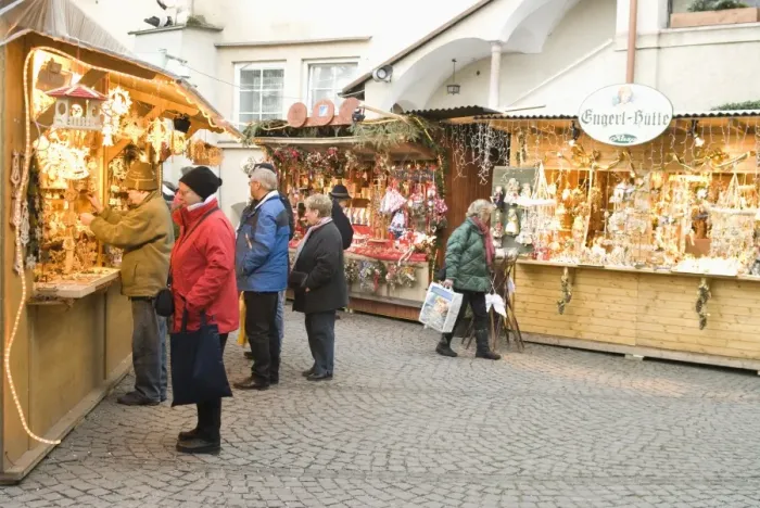 Framed Print : Shoppers at Christmas stalls of Stern Advent Markt market, Salzburg, Austria, Europe Framed Print : Shoppers at Christmas stalls of Stern Advent Markt market, Salzburg, Austria, Europe