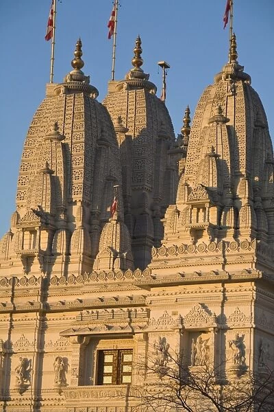 Shri Swaminarayan Mandir Temple, the largest Hindu temple outside India