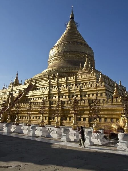 The Shwe Zigon, a Buddhist temple, Nyaung-U, near Bagan (Pagan), Myanmar (Burma), Asia