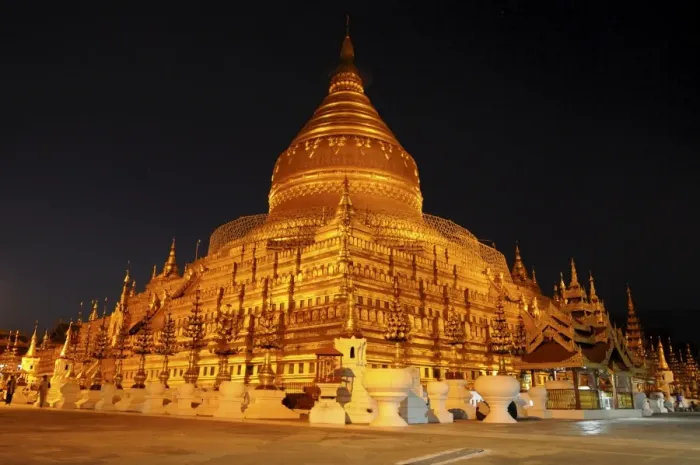 Framed Print : Shwe Zigon Paya, a golden temple at night in Bagan area, Myanmar, Asia Framed Print : Shwe Zigon Paya, a golden temple at night in Bagan area, Myanmar, Asia