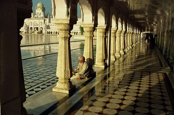 Sikh elder at prayer at the Golden Temple of Amritsar