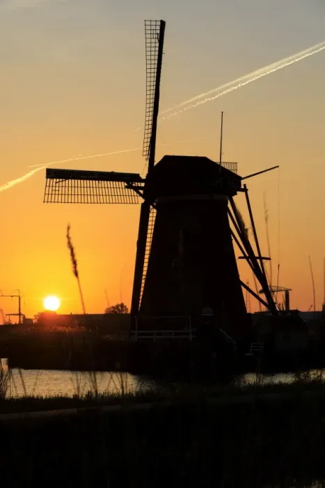 Framed Print : Silhouette of typical windmill framed by the fiery sky at sunset, Kinderdijk, UNESCO