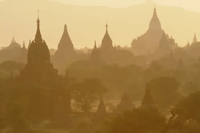 Framed Print : Silhouettes of the temples and pagodas of the old ruined city at dawn, Bagan Framed Print : Silhouettes of the temples and pagodas of the old ruined city at dawn, Bagan