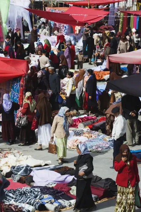 Framed Print : Silk fabrics being sold at the Sunday market, Kashgar (Kashi) city, Xinjiang Provice Framed Print : Silk fabrics being sold at the Sunday market, Kashgar (Kashi) city, Xinjiang Provice