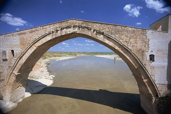 Single arch of the Malabadi Bridge built by Artukid