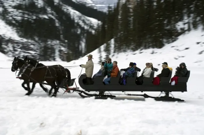 Framed Print : Sleigh ride at Chateau Lake Louise Hotel, Lake Louise, Alberta, Canada, North America Framed Print : Sleigh ride at Chateau Lake Louise Hotel, Lake Louise, Alberta, Canada, North America