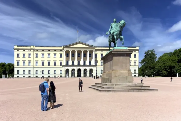 Framed Print : Slottet Royal Palace exterior, from Karl Johans Gate, Oslo, Norway, Scandinavia, Europe Framed Print : Slottet Royal Palace exterior, from Karl Johans Gate, Oslo, Norway, Scandinavia, Europe