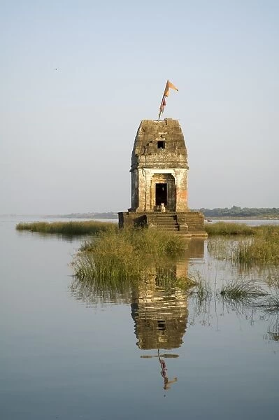 Small Hindu temple in middle of the Narmada River