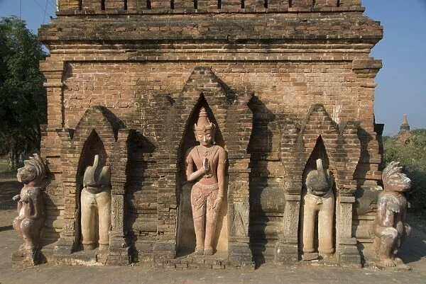 Small pahto with statues, Bagan (Pagan), Myanmar (Burma), Asia