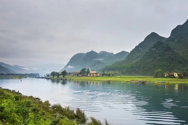 Song Con River at Son Trach, Bo Trach District, Quang Binh Province, Vietnam, Indochina