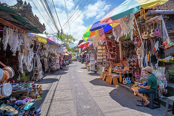 Souvenir stalls on street in Ubud, Ubud, Kabupaten Gianyar, Bali, Indonesia, South East Asia, Asia