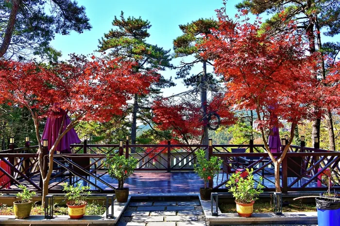 Framed Print : Spectacular autumn colours of the town in Lushan (Mount Lu), Jiujiang City, Jiangxi, China Framed Print : Spectacular autumn colours of the town in Lushan (Mount Lu), Jiujiang City, Jiangxi, China