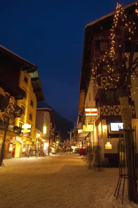 Framed Print : St. Anton am Arlberg high street in winter snow in the evening, Tyrol, Austrian Alps Framed Print : St. Anton am Arlberg high street in winter snow in the evening, Tyrol, Austrian Alps