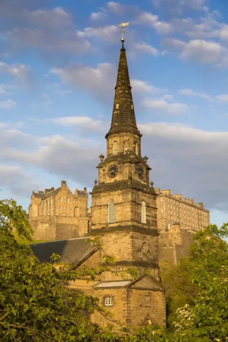 Framed Print : St. Cuthbert Parish Church and Edinburgh Castle, UNESCO World Heritage Site, Lothian