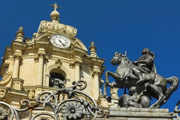 St. George statue at San Giorgio Cathedral (Duomo of Ibla) dating from 1738 in historic Baroque Town, UNESCO World Heritage Site, Ibla, Ragusa, Ragusa Province, Sicily, Italy, Mediterranean, Europe