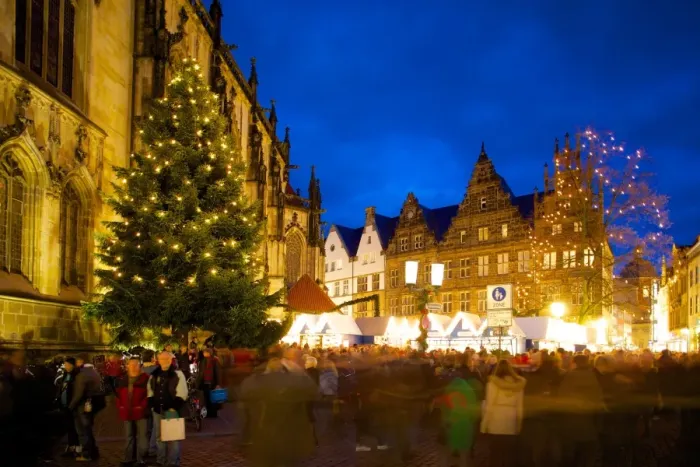 Framed Print : St. Lamberts Church and Prinzipalmarkt at Christmas, Munster, North Rhine-Westphalia, Germany, Europe Framed Print : St. Lamberts Church and Prinzipalmarkt at Christmas, Munster, North Rhine-Westphalia, Germany, Europe