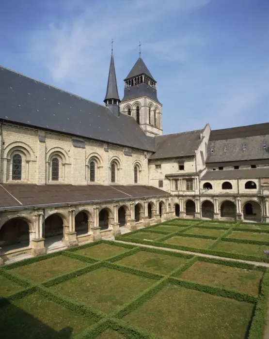 Framed Print : St. Marys Cloister in the Abbey Church at Fontevraud Abbey, Pays de la Loire Framed Print : St. Marys Cloister in the Abbey Church at Fontevraud Abbey, Pays de la Loire