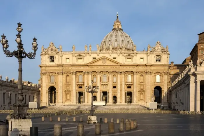 Framed Print : St. Peters and Piazza San Pietro in the early morning, Vatican City, UNESCO World Heritage Site Framed Print : St. Peters and Piazza San Pietro in the early morning, Vatican City, UNESCO World Heritage Site