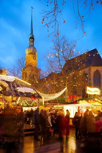 St. Reinoldi Church and Christmas Market at dusk, Dortmund, North Rhine-Westphalia, Germany, Europe