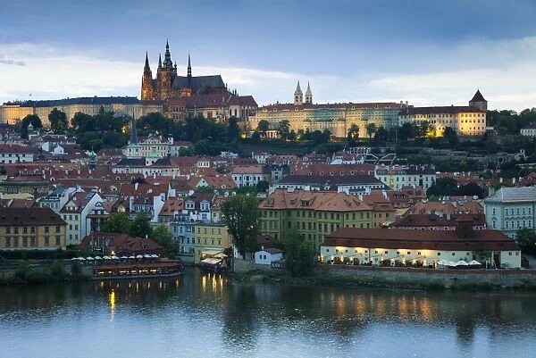 St. Vitus Cathedral, River Vltava and the Castle District illuminated in the evening, UNESCO World Heritage Site, Prague, Czech Republic, Europe